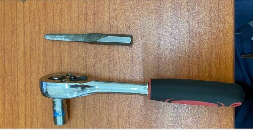 Qua kiểm tra, cảnh sát phát hiện trong túi quần đối tượng có một bộ vam và một tay công chuyên dùng phá khóa xe máy. Qua kiểm tra, cảnh sát phát hiện trong túi quần đối tượng có một bộ vam và một tay công chuyên dùng phá khóa xe máy.