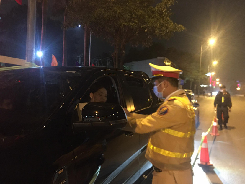 Tổ công tác Y11/141 thực hiện kiểm tra nồng độ cồn tại đường Lê Trọng Tấn, Hà Đông, Hà Nội. Tổ công tác Y11/141 thực hiện kiểm tra nồng độ cồn tại đường Lê Trọng Tấn, Hà Đông, Hà Nội.