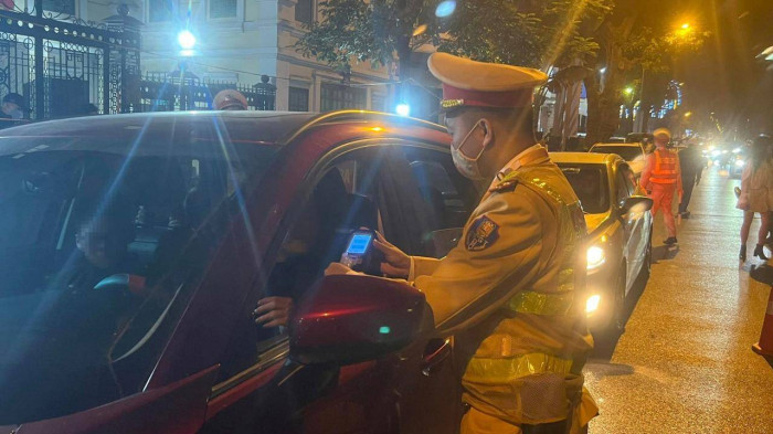 Các tổ công tác 141 CATP Hà Nội trực 100% quân số, lập chốt kiểm tra vi phạm nồng độ cồn trong dịp nghỉ Tết. Các tổ công tác 141 CATP Hà Nội trực 100% quân số, lập chốt kiểm tra vi phạm nồng độ cồn trong dịp nghỉ Tết.