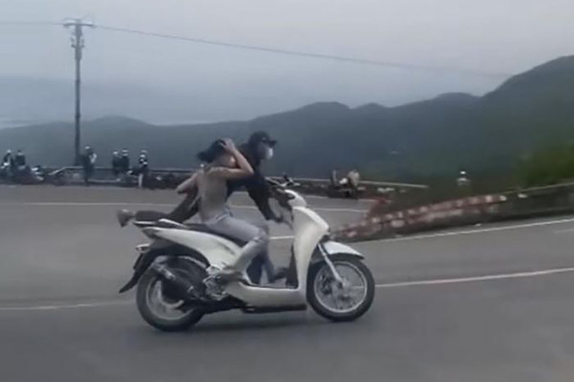 Hai vợ chồng Thế Anh, Ngân đã bị Cơ quan Cảnh sát điều tra Công an quận Liên Chiểu (Đà Nẵng) đã ra Quyết định khởi tố vụ án hình sự “Gây rối trật tự công cộng”. Hai vợ chồng Thế Anh, Ngân đã bị Cơ quan Cảnh sát điều tra Công an quận Liên Chiểu (Đà Nẵng) đã ra Quyết định khởi tố vụ án hình sự “Gây rối trật tự công cộng”.