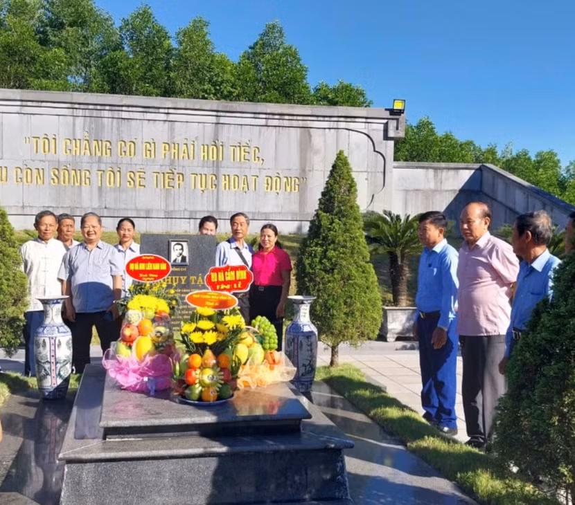 Đại diện Hội đồng họ Hà Việt Nam trước mộ của cố Tổng Bí thư Hà Huy Tập