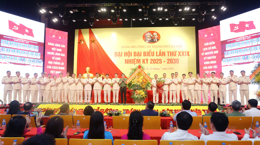 Đồng chí Bộ trưởng Lương Tam Quang tặng hoa chúc mừng Ban chấp hành Đảng bộ CATP Hà Nội nhiệm kỳ 2025-2030