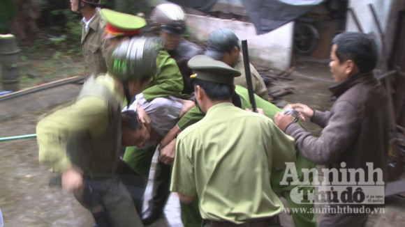 Trùm buôn gỗ lậu giả tâm thần chém kiểm lâm ảnh 2