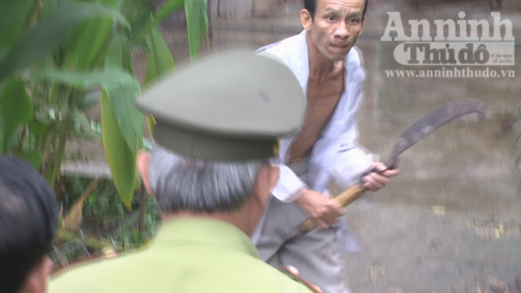 Trùm buôn gỗ lậu giả tâm thần chém kiểm lâm ảnh 1