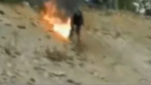 Nam thanh niêm suýt bị lửa thiêu cháy vì chơi trò quái gở ảnh 1