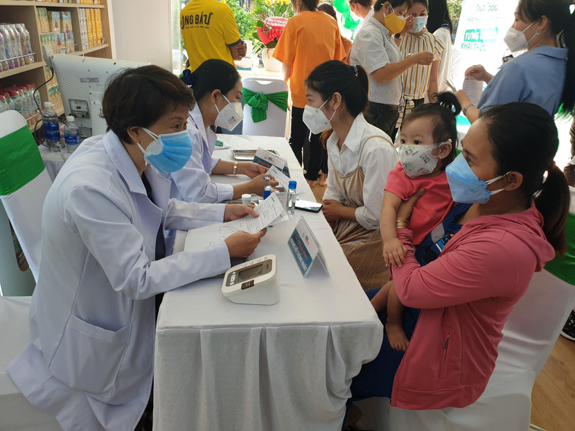 Khách hàng đến mua sắm tại Ngôi nhà Dinh dưỡng Nutifood bất ngờ vì được thăm khám, tư vấn dinh dưỡng miễn phí bởi các bác sĩ hàng đầu của Viện Nghiên cứu Dinh dưỡng TPHCM