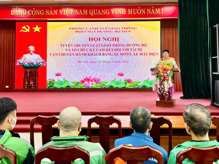 Thiếu tá Hoàng Văn Bình, Phó Đội trưởng - Đội CSGT đường bộ số 6 phát biểu tại buổi tuyên truyền. Thiếu tá Hoàng Văn Bình, Phó Đội trưởng - Đội CSGT đường bộ số 6 phát biểu tại buổi tuyên truyền.