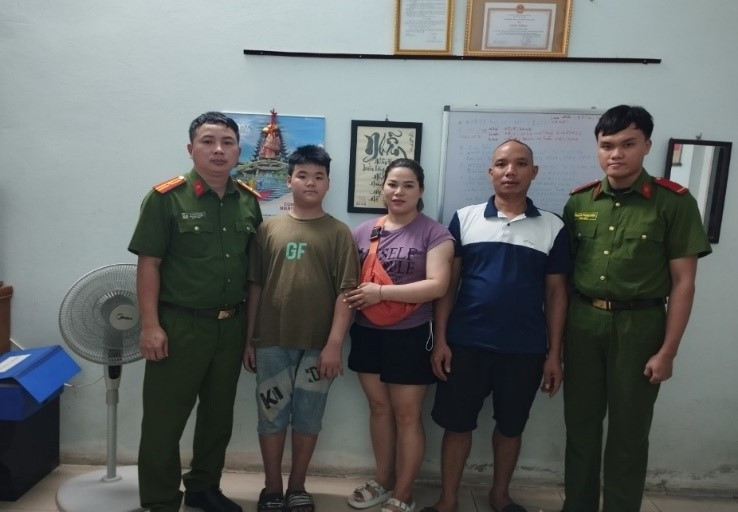 Bé trai đi lạc đã được lực lượng CSCĐ bàn giao về với gia đình. Bé trai đi lạc đã được lực lượng CSCĐ bàn giao về với gia đình.