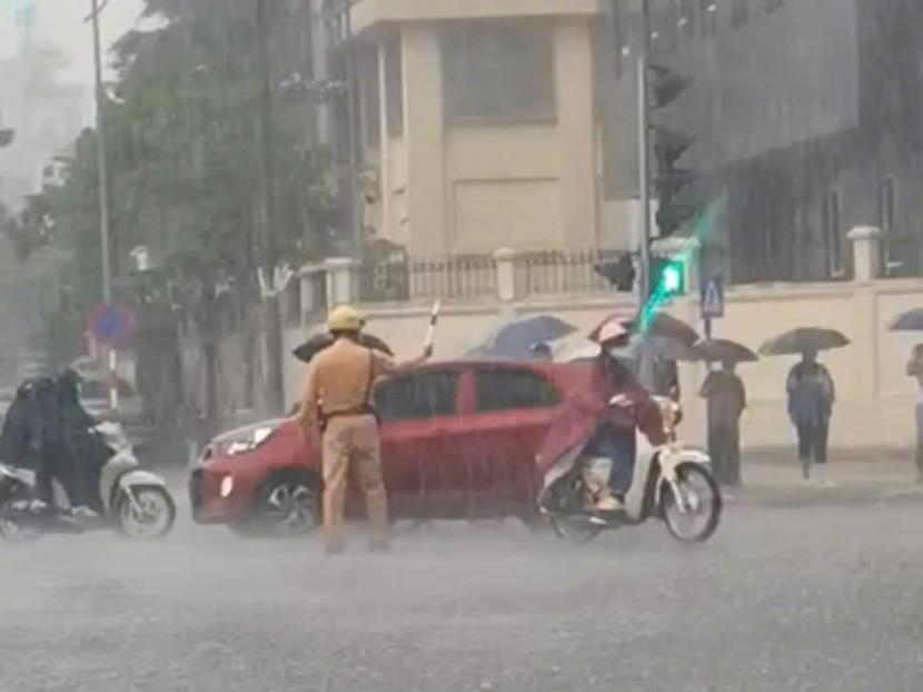 Hình ảnh chiến sỹ CSGT phân luồng trong mưa lớn nhận được nhiều sự động viên, tán dương của cộng đồng mạng ( Ảnh từ clip được người đăng chia sẻ) Hình ảnh chiến sỹ CSGT phân luồng trong mưa lớn nhận được nhiều sự động viên, tán dương của cộng đồng mạng ( Ảnh từ clip được người đăng chia sẻ)