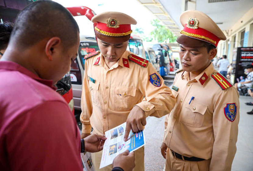 CSGT tuyên truyền pháp luật, ký cam kết chấp hành các quy định bảo đảm TTATGT với các lái xe khách tại Bến xe Mỹ Đình. (Ảnh: MĐ Ngọc) CSGT tuyên truyền pháp luật, ký cam kết chấp hành các quy định bảo đảm TTATGT với các lái xe khách tại Bến xe Mỹ Đình. (Ảnh: MĐ Ngọc)