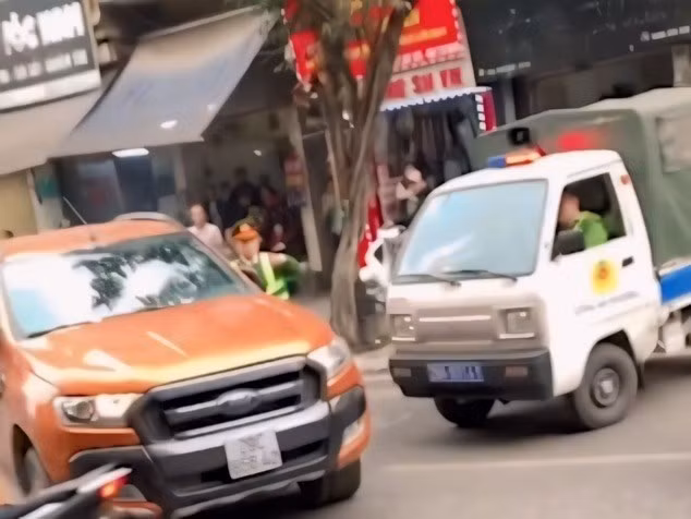 Khi bị Cảnh sát dừng xe kiếm tra, lái xe bán tải màu cam đã bất ngờ rồ ga bỏ chạy. Khi bị Cảnh sát dừng xe kiếm tra, lái xe bán tải màu cam đã bất ngờ rồ ga bỏ chạy.