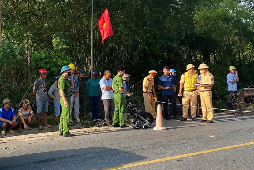 Lực lượng chức năng tiến hành phong toả, điều tiết giao thông để khám nghiệm hiện trường