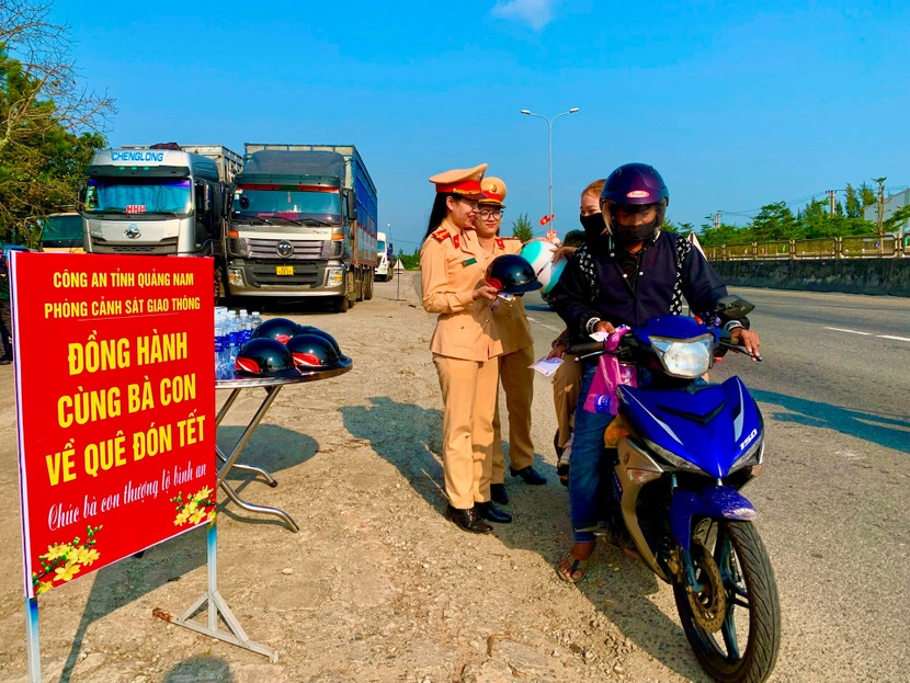 CSGT Quảng Nam tặng mũ bảo hiểm mới giúp người dân lưu thông thêm an toàn. Ảnh: P.T