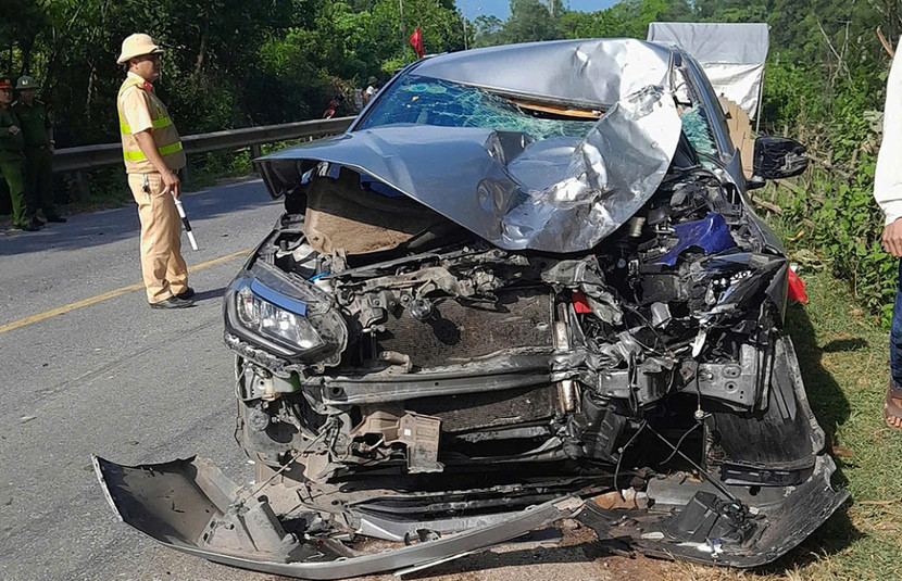 Hiện trường vụ tai nạn giao thông, xe ô tô hư hỏng nặng phần đầu