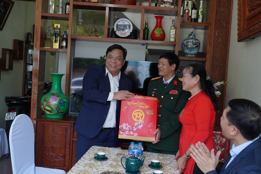 Trung tướng Nguyễn Hải Trung - Ủy viên Ban Thường vụ Thành ủy, Bí thư Đảng ủy, Giám đốc CATP Hà Nội thăm và chúc Tết ông Lê Văn Thuật. Trung tướng Nguyễn Hải Trung - Ủy viên Ban Thường vụ Thành ủy, Bí thư Đảng ủy, Giám đốc CATP Hà Nội thăm và chúc Tết ông Lê Văn Thuật.