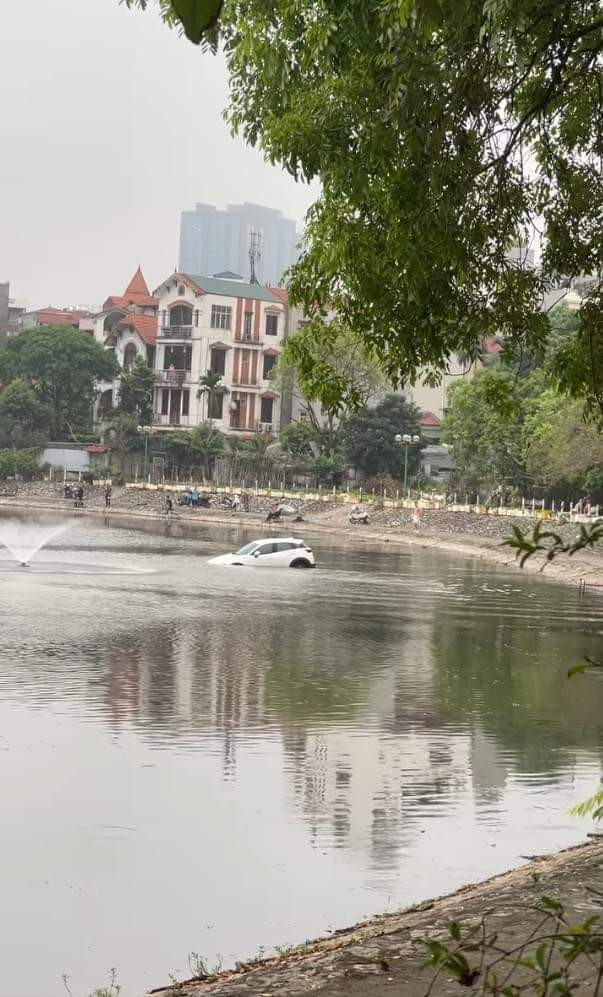 Xe ô tô rơi xuống hồ Định Công.