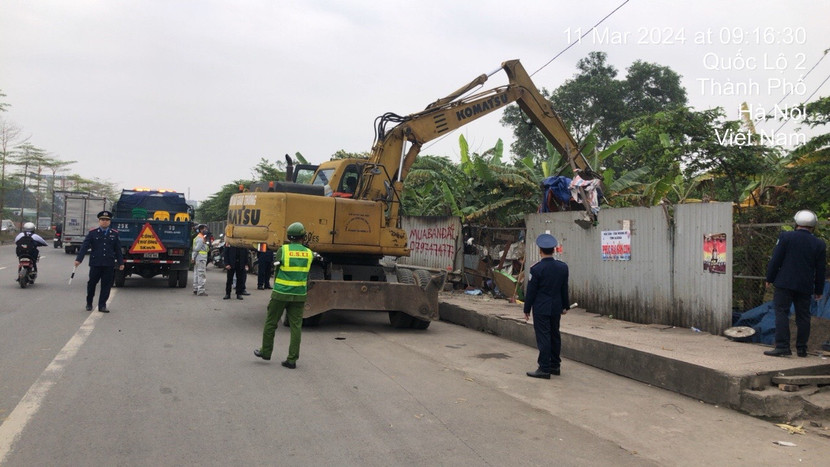 Lực lượng chức năng xử lý các trường hợp vi phạm hành lang ATGT trên tuyến Quốc lộ 2 Lực lượng chức năng xử lý các trường hợp vi phạm hành lang ATGT trên tuyến Quốc lộ 2
