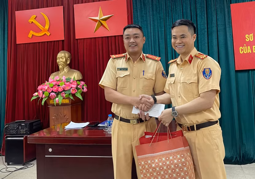 Trung tá Đào Việt Long, Phó trưởng Phòng Cánh sát giao thông tặng quà, thăm hỏi Thương binh, Thượng úy Nguyễn Hùng Cường