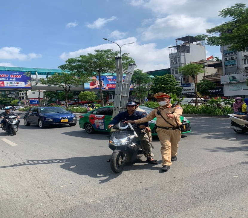 CSGT xử lý trường hợp anh V chở người ngồi trên xe mang vác vật cồng kềnh