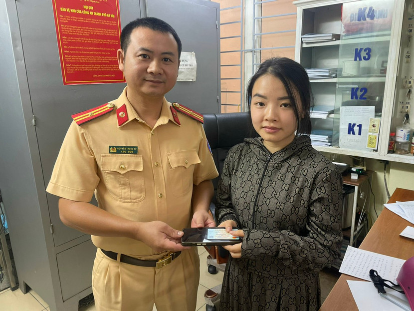 Chị Sa Thị Linh Chi vui mừng nhận lại tài sản bị đánh rơi