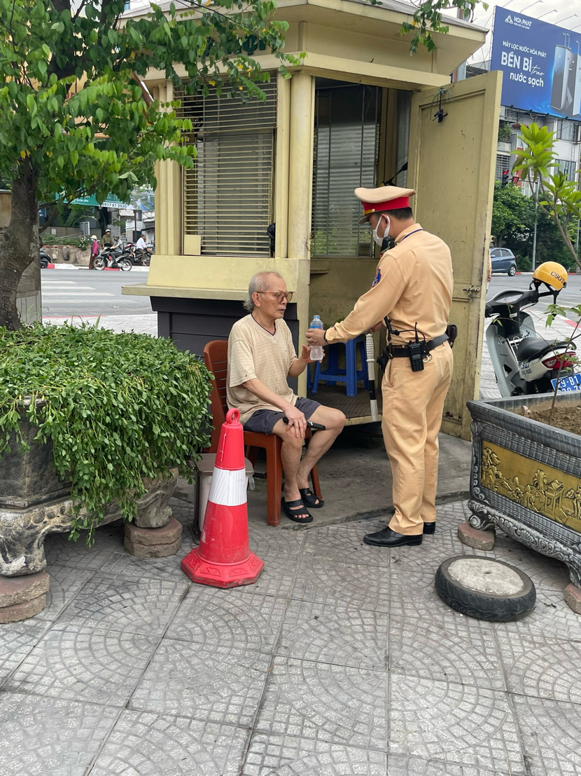 Cụ ông được cán bộ Đội CSGT số 4 đưa vào chốt nghỉ ngơi trong lúc chờ tìm người thân.