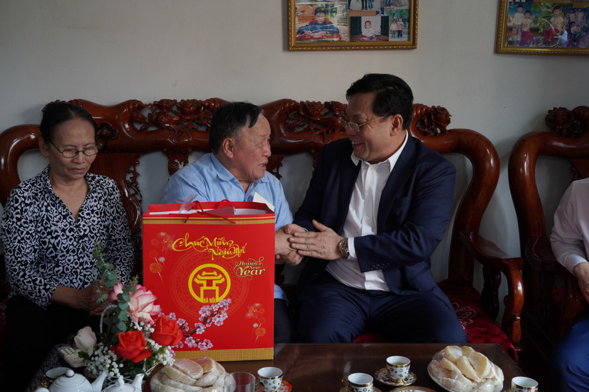 Trung tướng Nguyễn Hải Trung - Ủy viên Ban Thường vụ Thành ủy, Bí thư Đảng ủy, Giám đốc CATP Hà Nội thăm và tặng quà thương binh Nguyễn Tiến Nga. Trung tướng Nguyễn Hải Trung - Ủy viên Ban Thường vụ Thành ủy, Bí thư Đảng ủy, Giám đốc CATP Hà Nội thăm và tặng quà thương binh Nguyễn Tiến Nga.