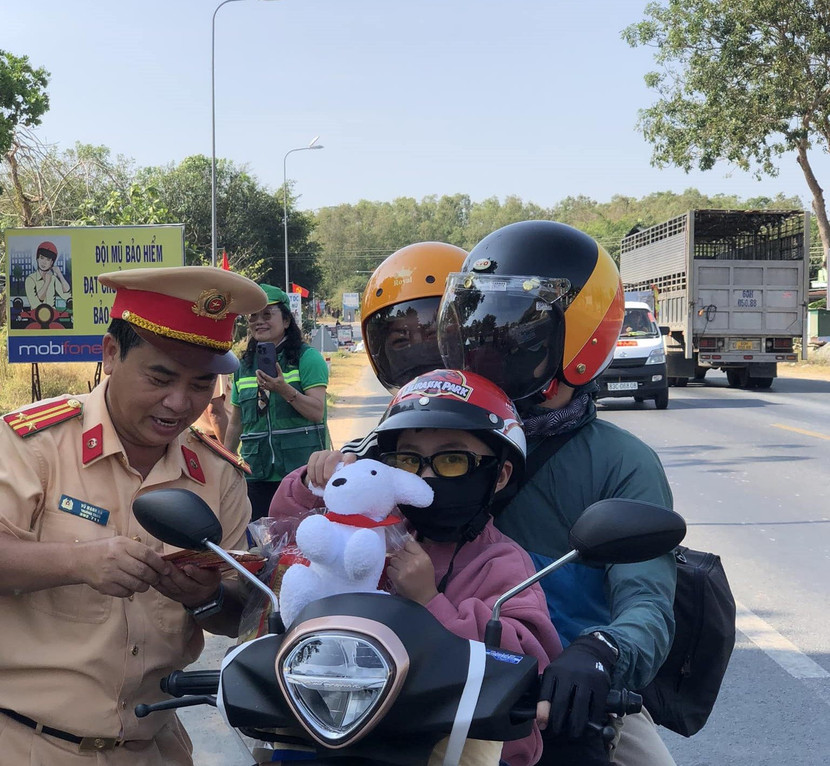 CSGT tặng lì xì và gấu bông cho các cháu nhỏ