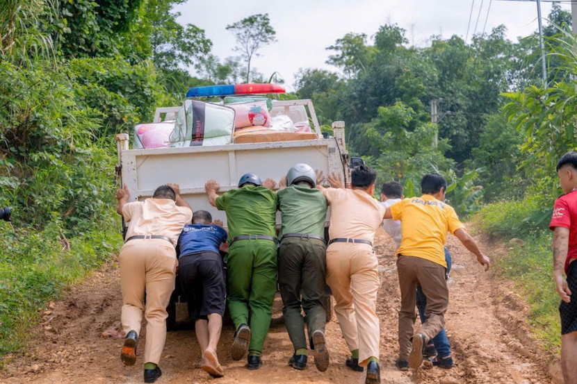 Với sự hỗ trợ nhiệt tình từ lực lượng Công an xã Chiêu Yên, Công an huyện Yên Sơn và người dân, đoàn đã đến điểm trường Tiểu học Chiêu Yên theo đúng kế hoạch.