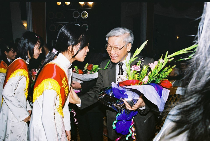 Tổng Bí thư Nguyễn Phú Trọng, thời làm Bí thư Thành ủy Hà Nội nhận hoa do sinh viên ĐH Quốc gia Hà Nội trao tặng tại Lễ kỷ niệm 100 năm ngày thành lập ĐH Đông Dương, tiền thân của ĐH Quốc gia Hà Nội và đón nhận Huân chương Sao vàng ngày 15/05/2006. Ảnh: Bùi Tuấn - VNU. Tổng Bí thư Nguyễn Phú Trọng, thời làm Bí thư Thành ủy Hà Nội nhận hoa do sinh viên ĐH Quốc gia Hà Nội trao tặng tại Lễ kỷ niệm 100 năm ngày thành lập ĐH Đông Dương, tiền thân của ĐH Quốc gia Hà Nội và đón nhận Huân chương Sao vàng ngày 15/05/2006. Ảnh: Bùi Tuấn - VNU.