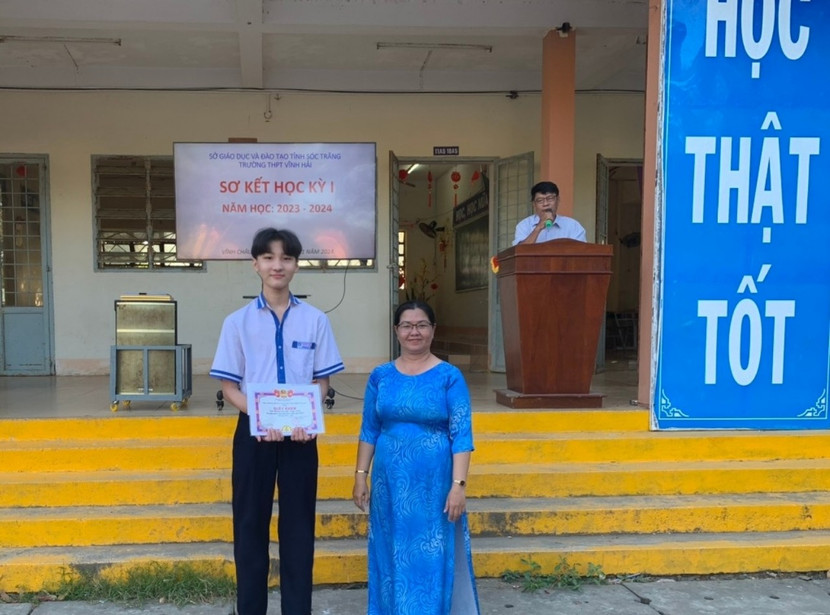 Cô Hứa Thị Trúc Linh, Hiệu trưởng trường THPT Vĩnh Hải tuyên dương em Huỳnh Gia Lân trước toàn trường Cô Hứa Thị Trúc Linh, Hiệu trưởng trường THPT Vĩnh Hải tuyên dương em Huỳnh Gia Lân trước toàn trường