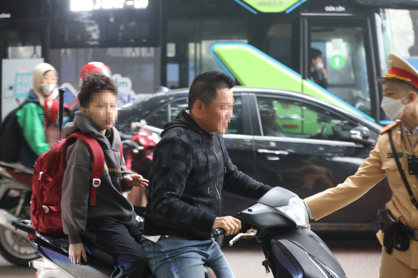 Phụ huynh và học sinh đều không đội mũ bảo hiểm khi điều khiển phương tiện giao thông. Phụ huynh và học sinh đều không đội mũ bảo hiểm khi điều khiển phương tiện giao thông.