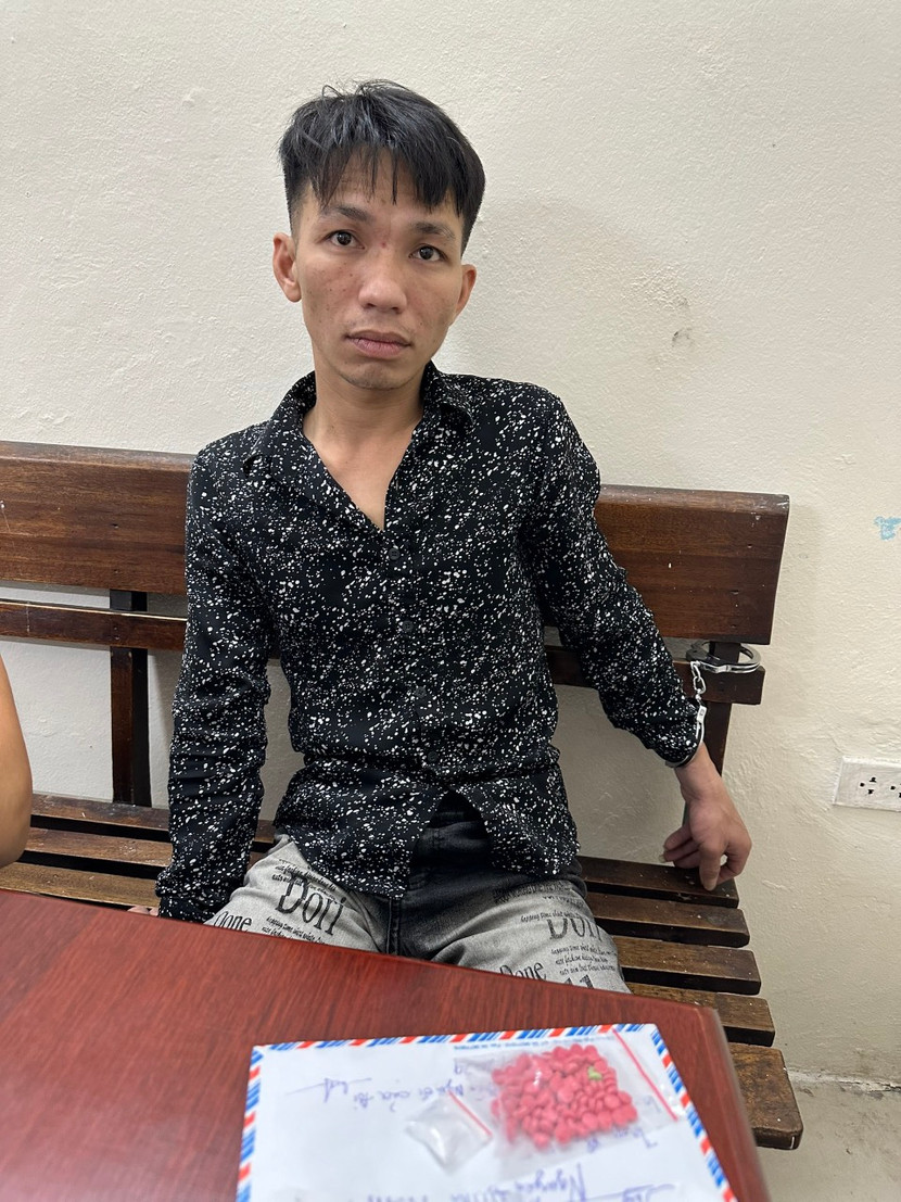 Đối tượng Nguyễn Đình Linh và tang vật Đối tượng Nguyễn Đình Linh và tang vật