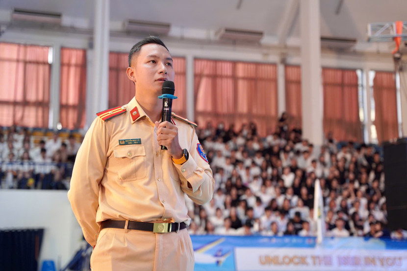 Đội CSGT số 6 tổ chức tuyên truyền tại Trường Quốc tế - ĐH QGHN