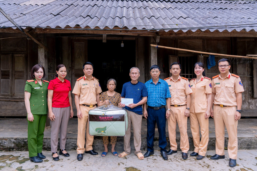 Đoàn công tác tặng quà cho các gia đình bị thiệt hại sau bão số 3 tại xã Chiêu Yên.