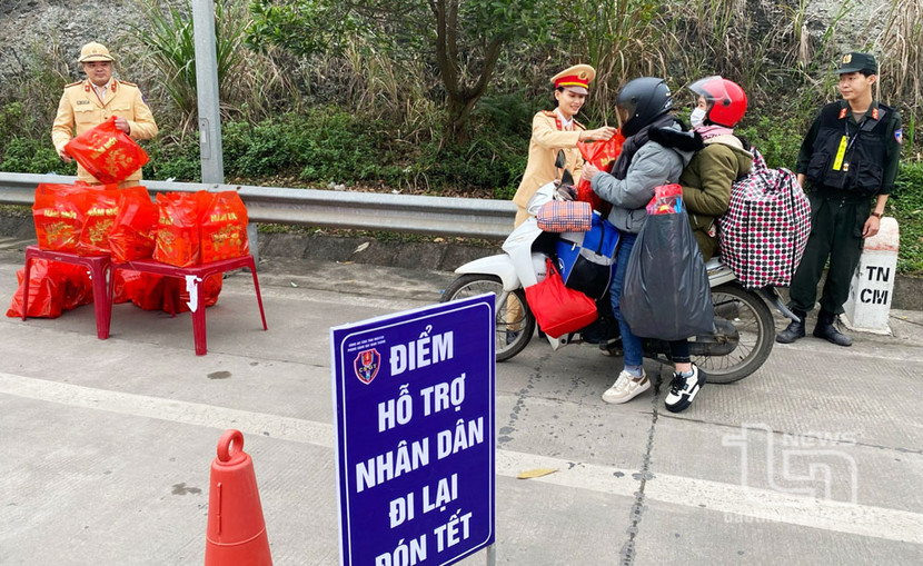 Lực lượng CSGT Thái Nguyên hỗ trợ người dân trên đường về quê ăn Tết. Ảnh: Báo TN