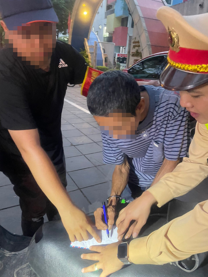 Đối tượng 4 tiền án H.V.L bị phát hiện giấu ma túy trong túi quần.