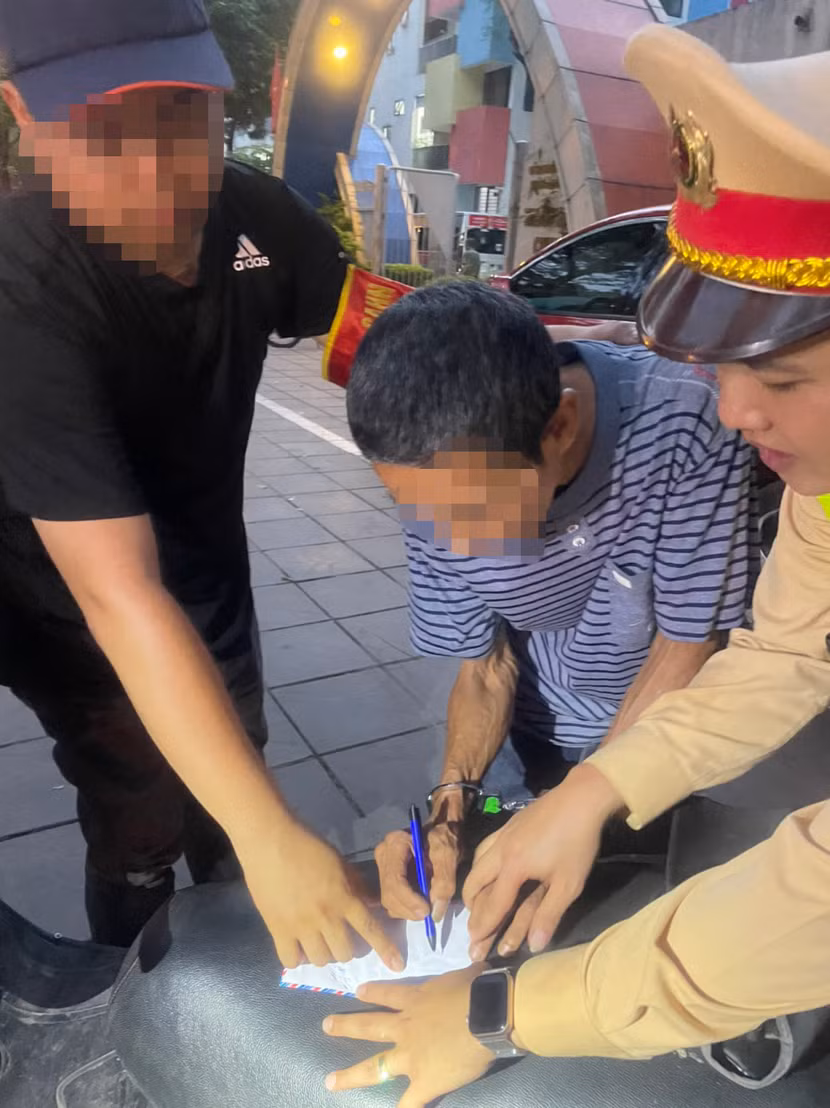 Đối tượng 4 tiền án H.V.L bị phát hiện giấu ma túy trong túi quần. Đối tượng 4 tiền án H.V.L bị phát hiện giấu ma túy trong túi quần.