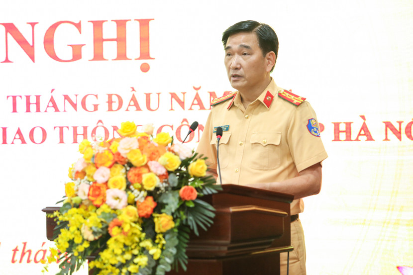 Đại tá Trần Đình Nghĩa - Trưởng phòng Cảnh sát giao thông phát biểu tại hội nghị