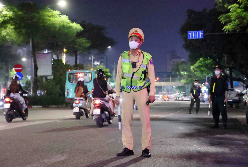 Hình ảnh tổ công tác Y6/141 làm nhiệm vụ tại đường Trần Khát Chân, tối 31/8. Hình ảnh tổ công tác Y6/141 làm nhiệm vụ tại đường Trần Khát Chân, tối 31/8.