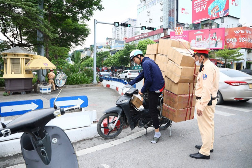 CSGT xử lý trường hợp chở hàng vượt quá giới hạn quy định tại Ô Chợ Dừa ngày 9/7.