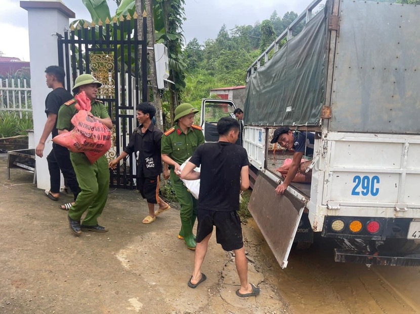 Công an xã Xuân Tầm, huyện Văn Yên, tỉnh Yên Bái, hỗ trợ người dân khắc phục hậu quả mưa lũ.