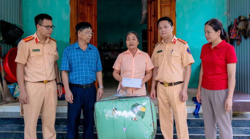 Đoàn công tác tặng quà cho các gia đình bị thiệt hại sau bão số 3 tại xã Chiêu Yên.