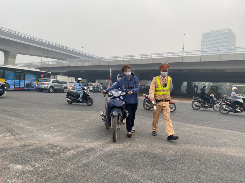 Chu Viết T chở theo bạn gái, cả hai không đội mũ bảo hiểm. Chu Viết T chở theo bạn gái, cả hai không đội mũ bảo hiểm.