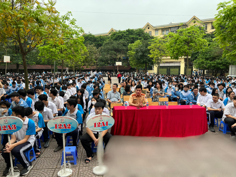 Sáng 22/4, Đội CSGT đường bộ số 6, Phòng CSGT, Công an Hà Nội đã tổ chức buổi tuyên truyền luật giao thông đường bộ cho cán bộ, giáo viên và học sinh trường THPT Cầu Giấy. Sáng 22/4, Đội CSGT đường bộ số 6, Phòng CSGT, Công an Hà Nội đã tổ chức buổi tuyên truyền luật giao thông đường bộ cho cán bộ, giáo viên và học sinh trường THPT Cầu Giấy.