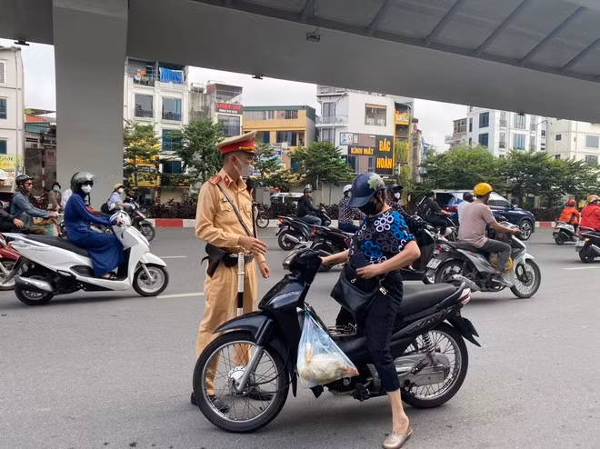 Đội CSGT số 4, Phòng CSGT xử phạt người dân đi ngược chiều tại đường Minh Khai qua tin báo zalo.