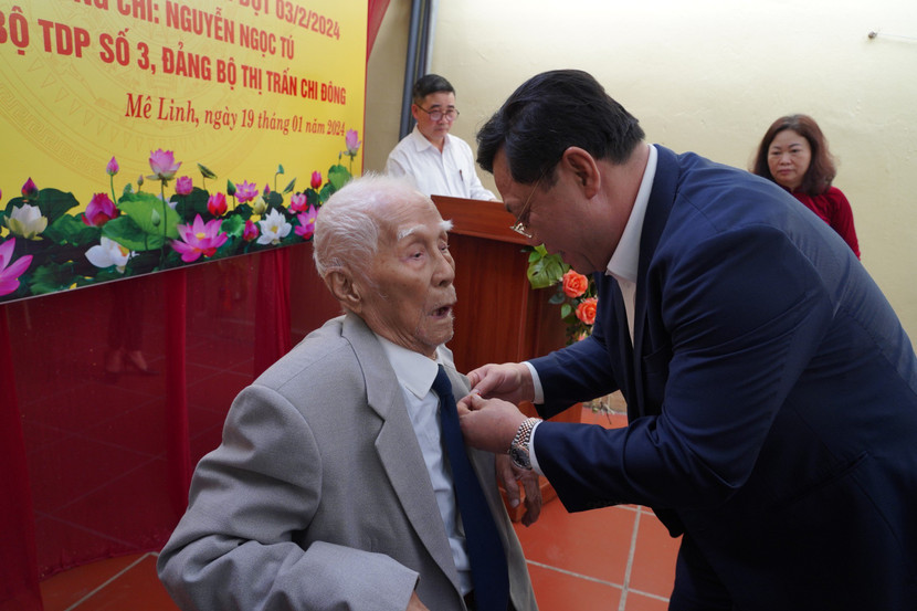 Trung tướng Nguyễn Hải Trung - Ủy viên Ban Thường vụ Thành ủy, Bí thư Đảng ủy, Giám đốc CATP Hà Nội gắn Huy hiệu 80 năm tuổi Đảng đối với đảng viên lão thành Nguyễn Ngọc Tú Trung tướng Nguyễn Hải Trung - Ủy viên Ban Thường vụ Thành ủy, Bí thư Đảng ủy, Giám đốc CATP Hà Nội gắn Huy hiệu 80 năm tuổi Đảng đối với đảng viên lão thành Nguyễn Ngọc Tú