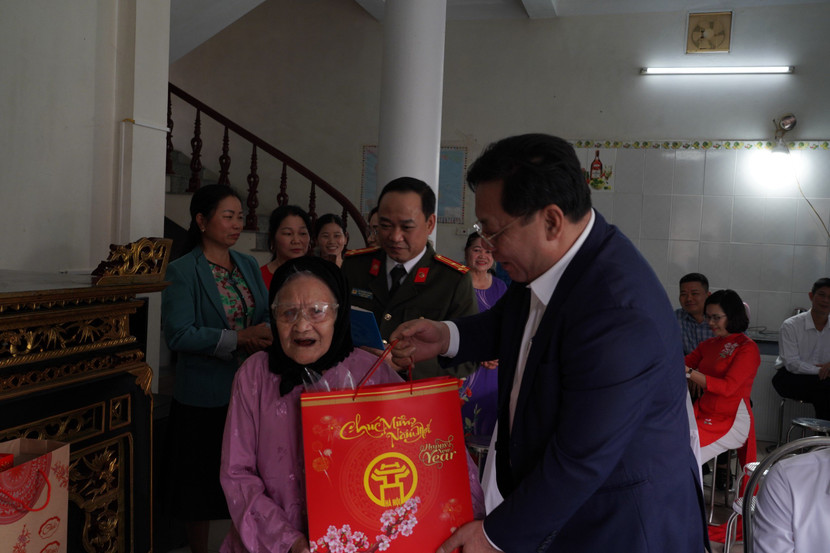Trung tướng Nguyễn Hải Trung, Ủy viên Ban Thường vụ Thành ủy, Bí thư Đảng ủy, Giám đốc CATP Hà Nội ân cần thăm hỏi, chúc Tết mẹ Việt Nam Anh hùng Nguyễn Thị Sản Trung tướng Nguyễn Hải Trung, Ủy viên Ban Thường vụ Thành ủy, Bí thư Đảng ủy, Giám đốc CATP Hà Nội ân cần thăm hỏi, chúc Tết mẹ Việt Nam Anh hùng Nguyễn Thị Sản