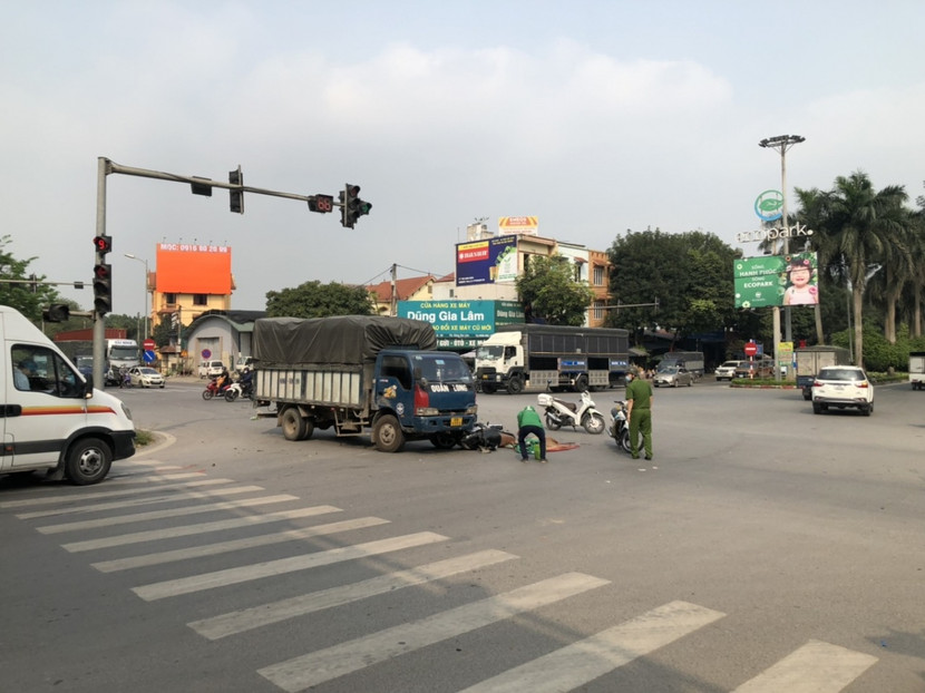 Hiện trường vụ tai nạn giao thông tại gầm cầu Thanh Trì Hiện trường vụ tai nạn giao thông tại gầm cầu Thanh Trì