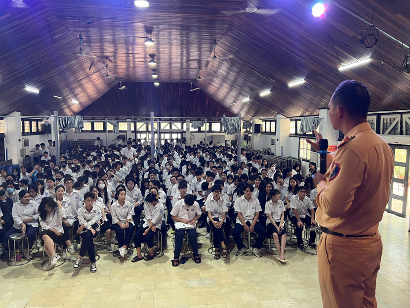 Đội CSGT số 6 tuyên truyền pháp luật giao thông tại trường Hecman