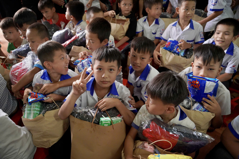 130 học sinh mầm non và tiểu học Chiêu Yên vui mừng khi được nhận quà vào ngày Trung thu.